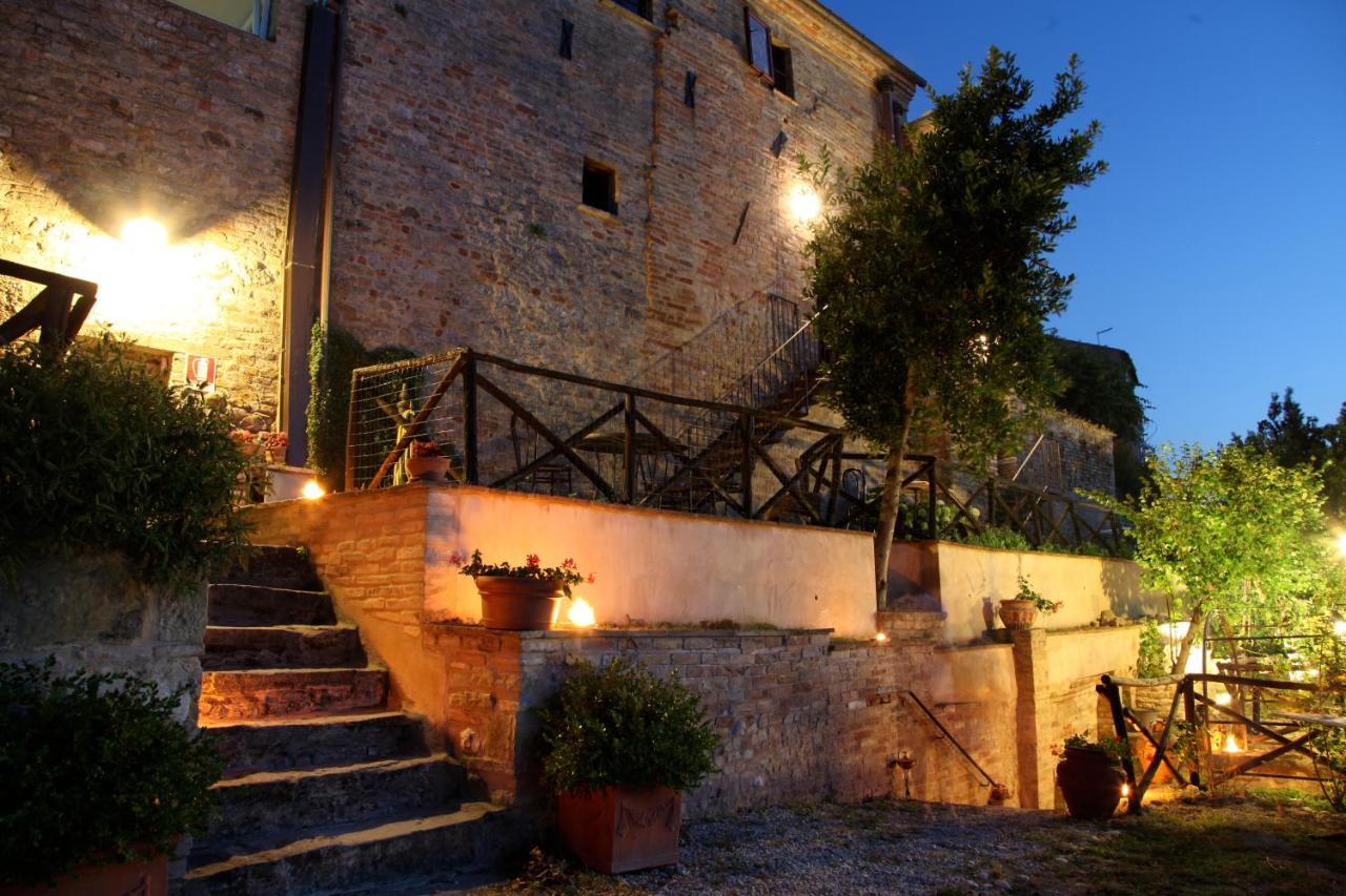 La Rosa Scarlatta Monterubbiano Стая снимка